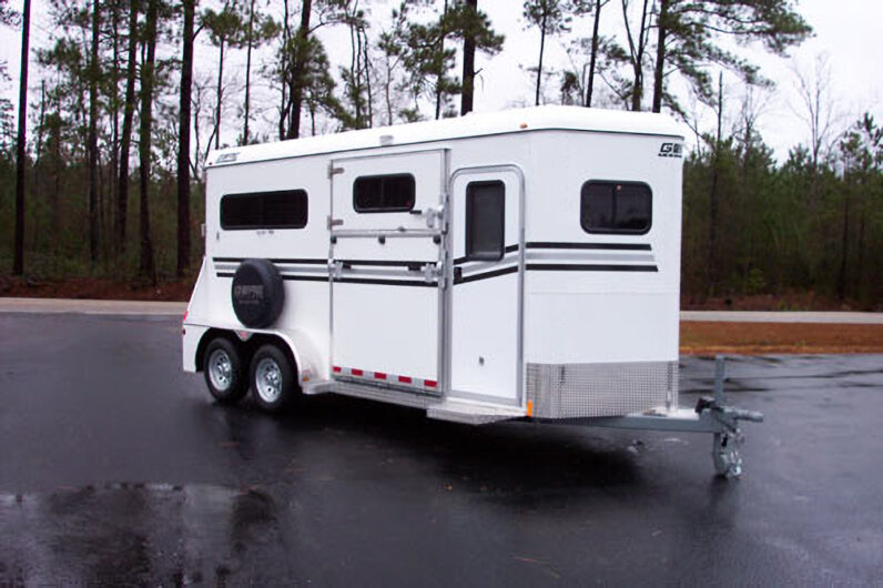 [#3A] Two Horse Pull Type Trailer with Side Ramp and Dressing Room ...