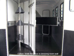 [#9] Three Horse Slant Load Pull Type Trailer with Tack and Dressing Room with Extruded Sides