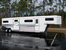 [#13] Four Horse Gooseneck Trailer Head to Head with Dressing Room and Center Side Unloading Ramp