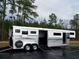 [#13] Four Horse Gooseneck Trailer Head to Head with Dressing Room and Center Side Unloading Ramp